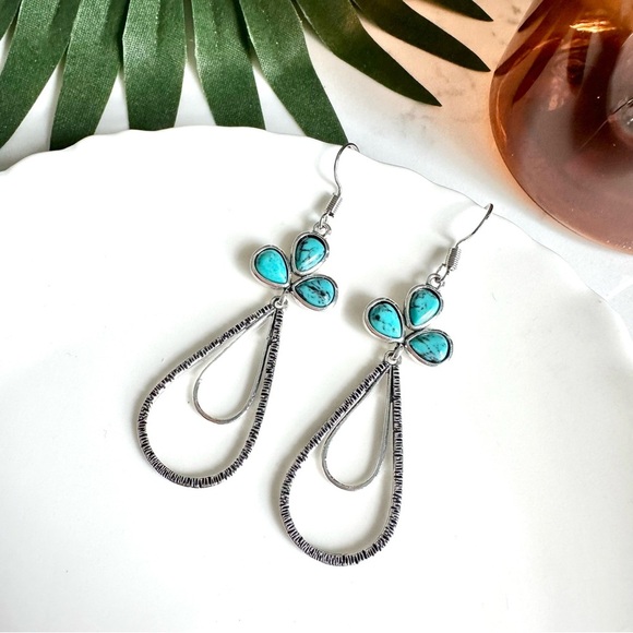 2/$30🌵 Turquoise Stone Cluster Earrings Silver Teardrop Southwest Western NEW - Picture 1 of 7